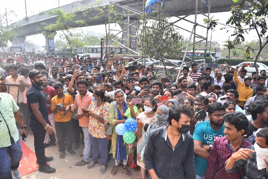 Sreeleela Launched CMR Family Mall in Kukatpally